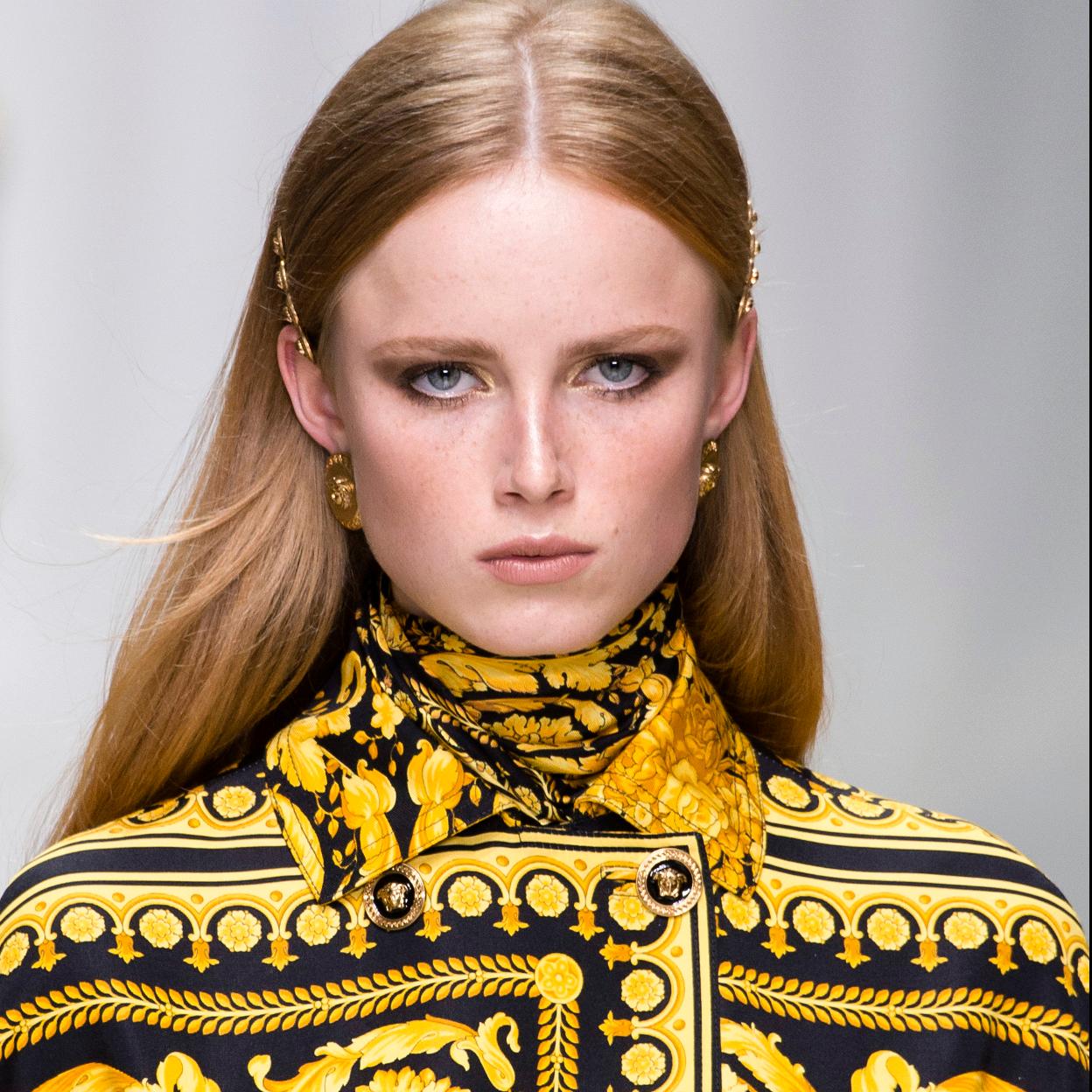 Modelo en la pasarela con maquillaje smoky eye y melena suelta.