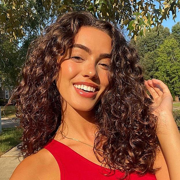 Las mejores cremas con aceite de chía para pelo rizado que definen, suavizan y controlan el frizz