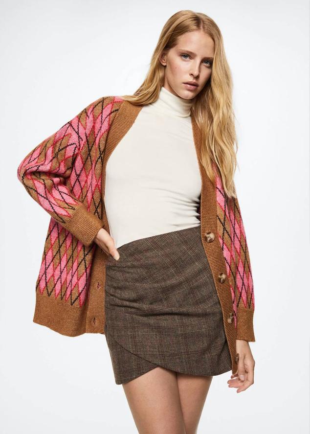 Falda corta en tejido mezcla de lana con diseño cruzado y estampado de cuadros, color marrón, de Mango. La comprarás a 29,99 euros.