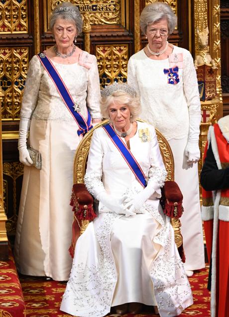 Imagen - Lady Susan Hussey, de blanco, a la izquierda de la reina conscorte Camilla, también de blanco.