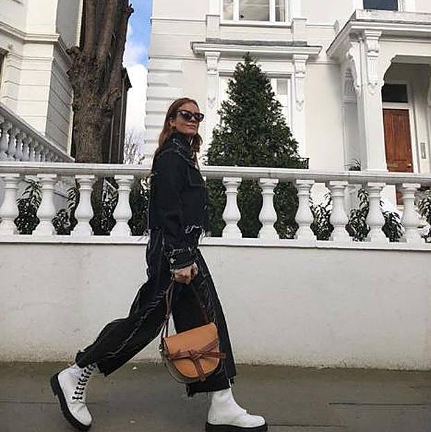 Gala González con su modelo Gate de Loewe. 