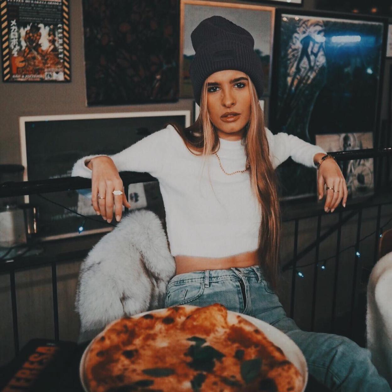 La influencer Teresa Andrés con una pizza