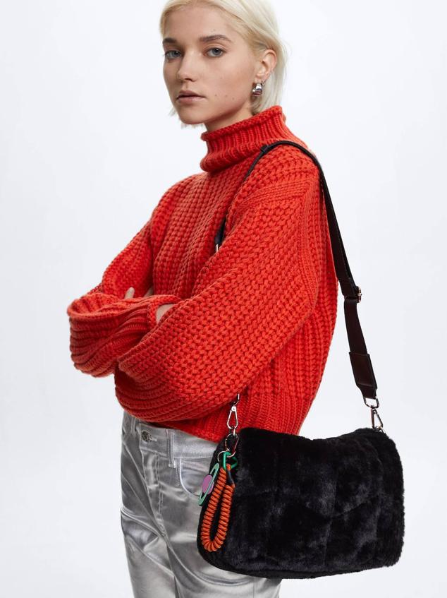 Bolso mediano rectangular en tejido efecto pelo con cierre de solapa y asa bandolera ajustable, color negro, de Parfois. Cómpralo a 25,99 euros.