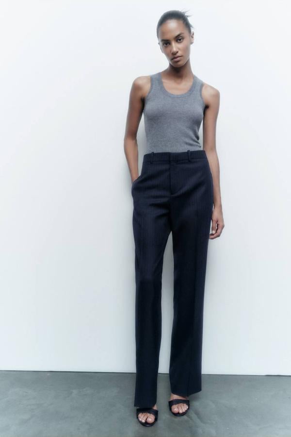 Pantalón slim de traje con tiro alto, trabillas para el cinturón, bolsillos y perneras rectas entalladas con raya, en raya diplomática azul. Consíguelos por 39,95 euros.