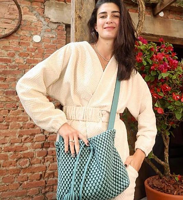 Barbara Katz con su bolso de Tissa Fontaneda. 