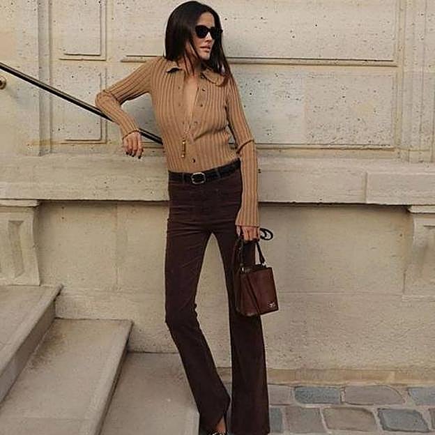 La diseñadora e influencer catalana Alex Rivière con su bolso Heden. 