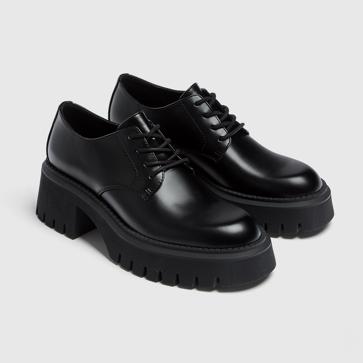 Imagen secundaria 1 - La gabardina, los zapatos y los vaqueros de Pull&Bear.