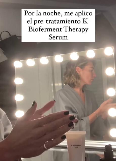 Imagen - Eugenia Osborne aplicándose el sérum K-Bioferment Luxury Therapy Serum de la marca Atashi Cellular.