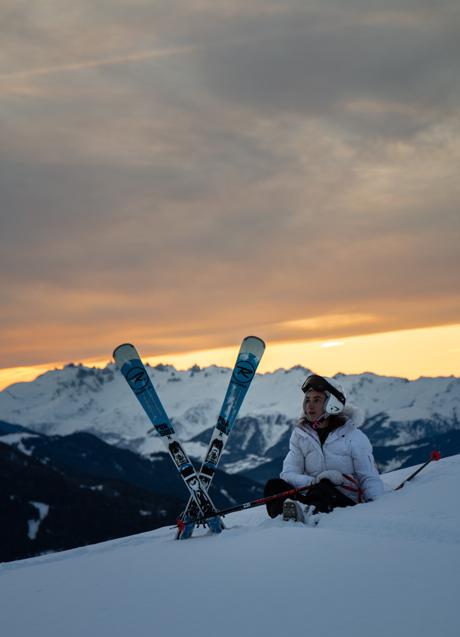 Imagen - Mujer con esquís en la nieve/PEXELS