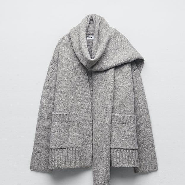 Imagen principal - Cárdigan de punto gris con bufanda de Zara.