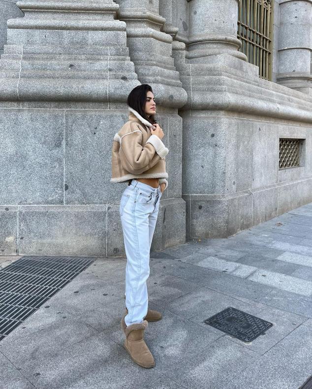 Para las que se han unido a la moda de los pantalones de talle bajo, Marta propone combinarlos cone ste tipo de botas. Además, añade una cazadora de doble faz, otra prenda súper tendencia.