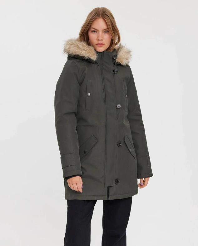 Parka en tejido resistente con detalle de capucha con efecto pelo, cuatro bolsillos y cuello alto, en gris verdoso, de Vero Moda. Puedes comprarla en El Corte Inglés a 59,99 euros.