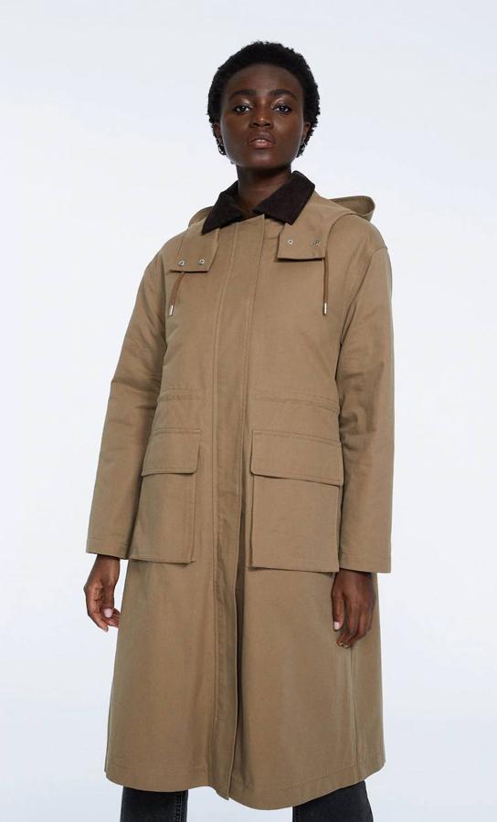 Parka larga con cuello solapa de pana y multiposición, detalle de capucha extraíble y bolsillos, en marrón, de Stradivarius. Cómprala a 79,99 euros.