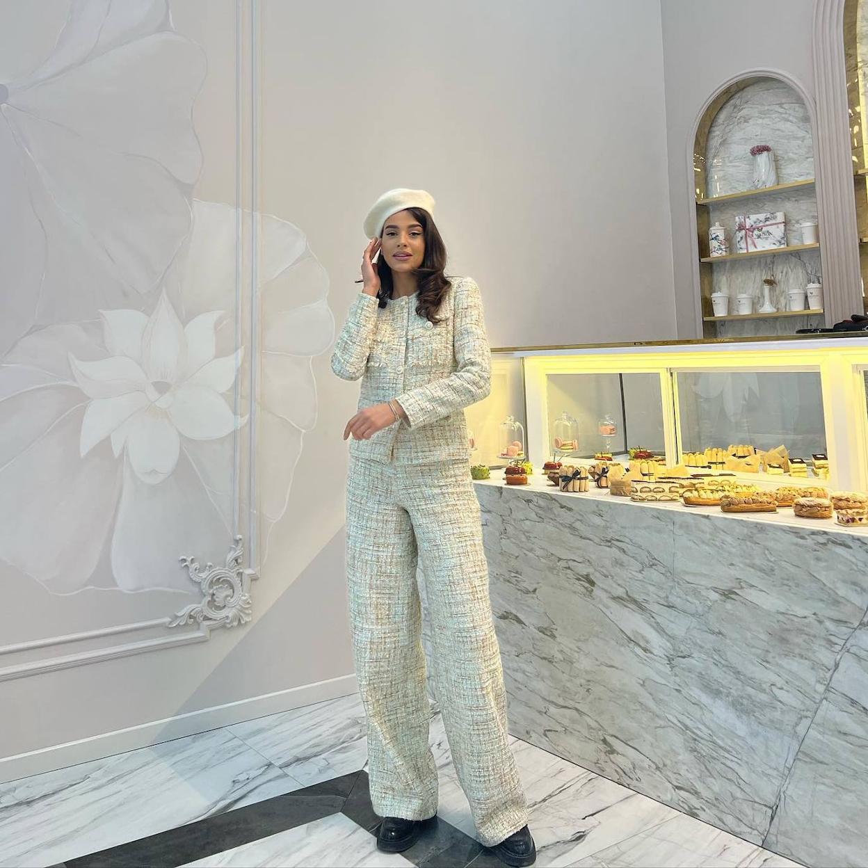 La influencer lleva un traje de tweed elegante