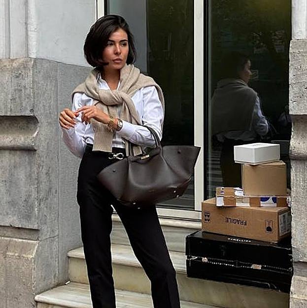 Marta Handrich con un bolso de la firma DeMellier.