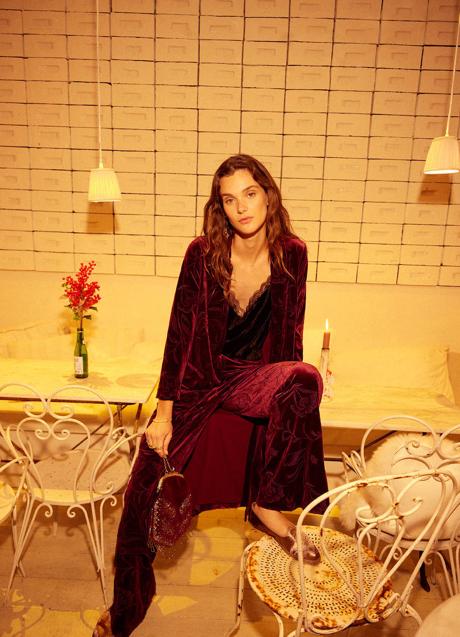 Imagen - Conjunto de pantalón y chaqueta en terciopelo granate de Hoss Intropia.