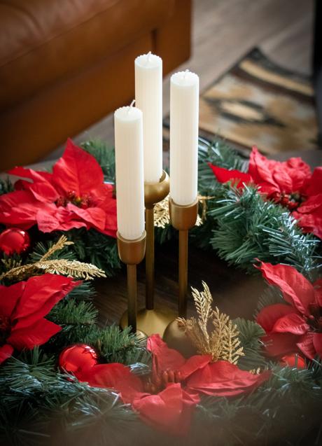 Imagen - Corona de Navidad con Flor de Pascua/UNSPLASH