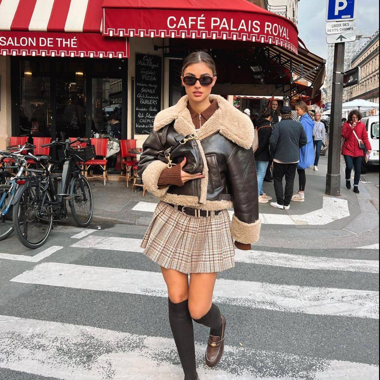 La influencer lleva un look con falda de tablas a cuadros