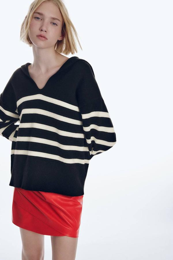 Jersey en tejido de punto oversize con manga larga y cuello polo combinado con escote de pico, en estampado a rayas negro y blanco, de Zara. Consíguelo a 29,95 euros.