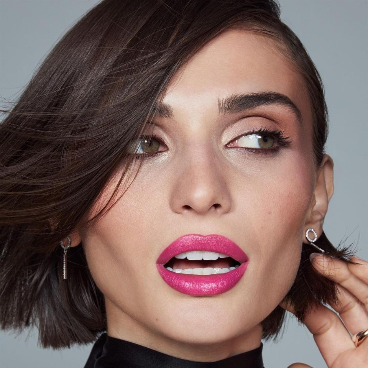 Una modelo con labios pintados en color magenta.