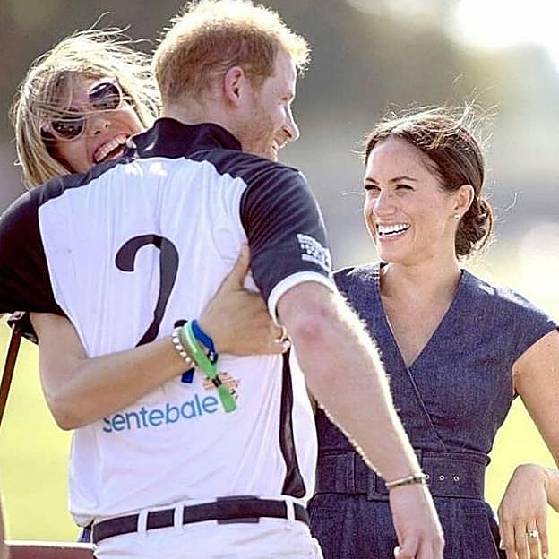 Delphine Blaquier abraza al príncipe Harry, ante la mirada divertida de Meghan Markle. 