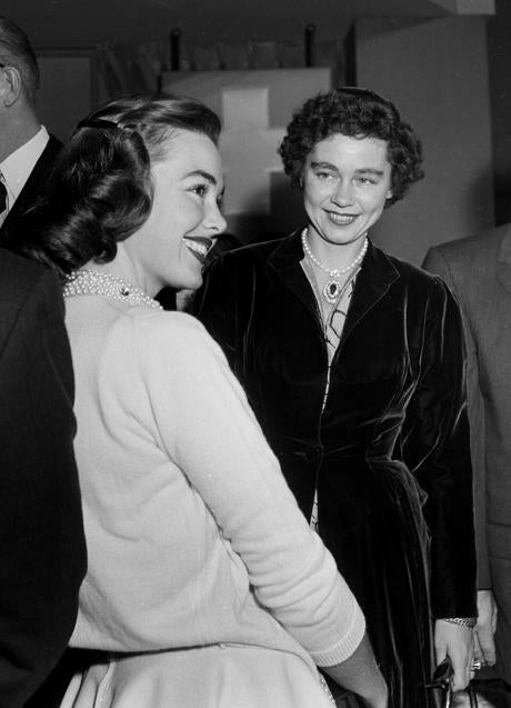 Imagen - El encuentro entre Federica de Grecia y la actriz Barbara Rush en su visita a los estudios de rodaje de Los Ángeles, en 1953. 