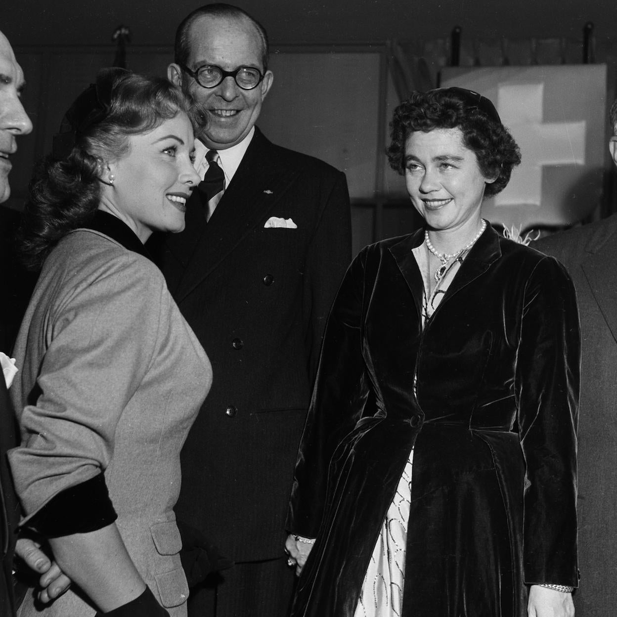 La reina Federica de Grecia mira admirada a la actriz Rhonda Fleming, en presencia del rey Pablo. 