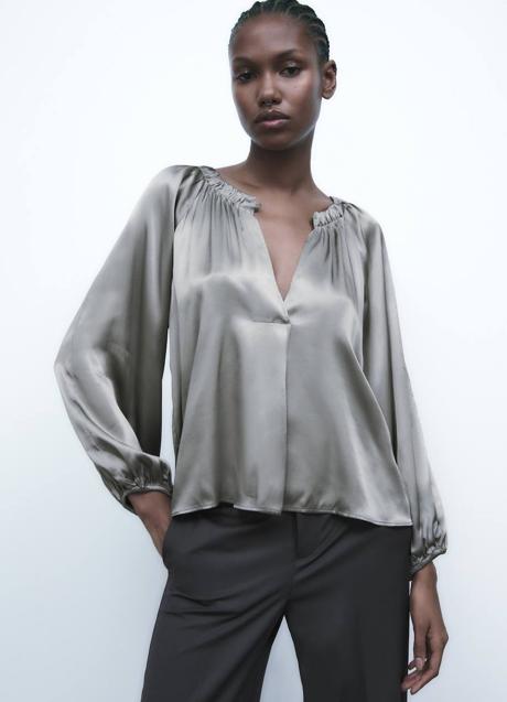 Imagen - Blusa satinada fluida en plata