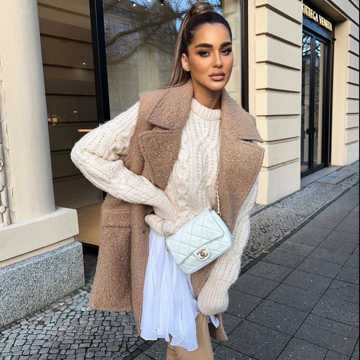 La influencer lleva un chaleco bouclé de Zara