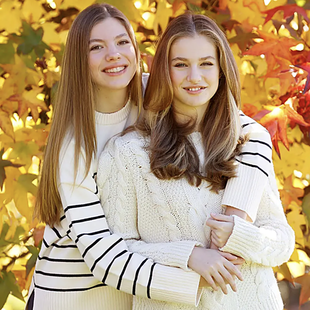 Dónde se ve la influencia secreta de Letizia en la felicitación viral de Navidad de Leonor y Sofía (sin sus padres) 