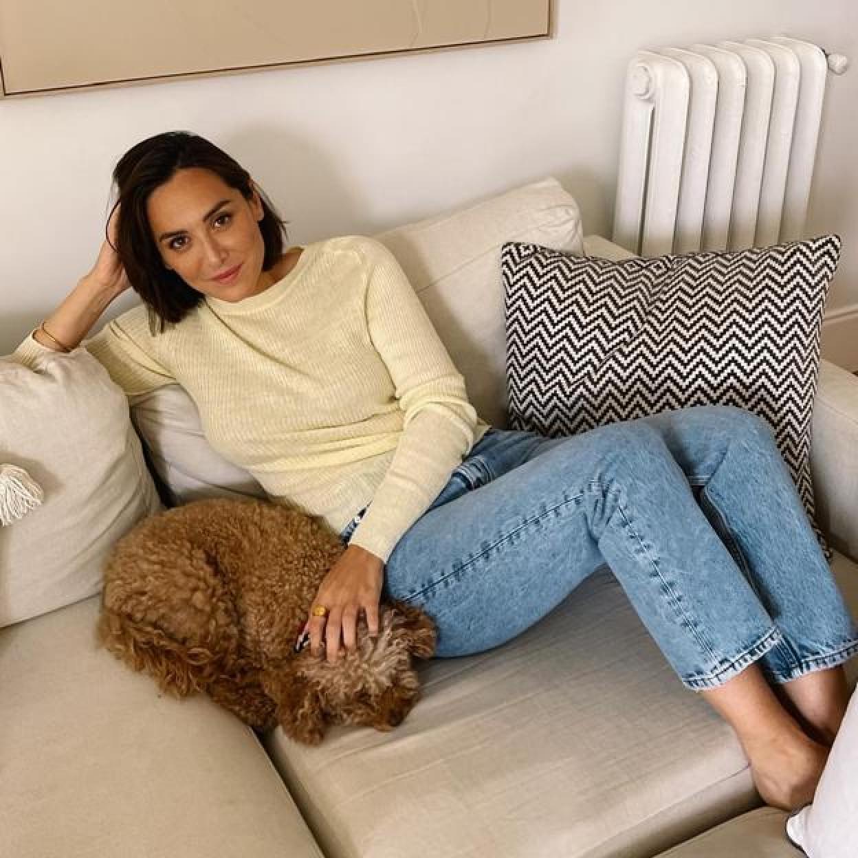 Tamara Falcó, marquesa de Griñón, con su perrita.