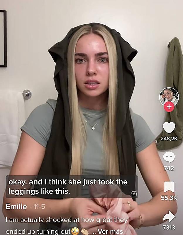 La tiktoker Emilie siguiendo el truco viral para ondularse el pelo con unos leggins. 