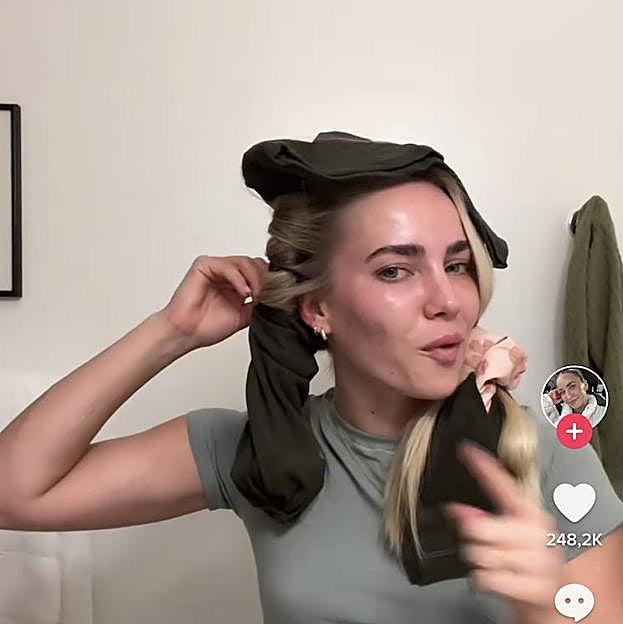 La tiktoker Emilie siguiendo el truco viral para ondularse el pelo con unos leggins. 