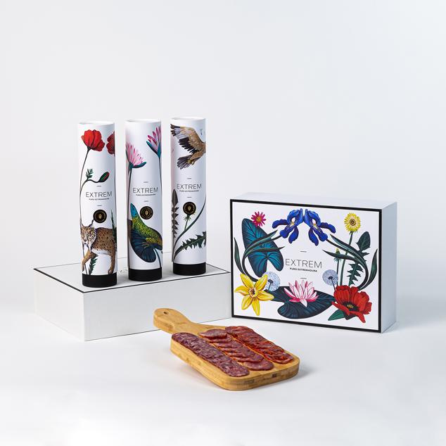 En un estuche ilustrado por la artista aragonesa Mercedes Bellido, este pack de ibéricos incluye lomo, chorizo y salchichón de bellota, elaborados con cerdos de raza ibérica y criados en las dehesas extremeñas, donde crecen en libertad. Tres piezas envasadas al vacío individualmente y elaboradas artesanalmente que harán las delicias de los amantes del ibérico.  Cómpralo aquí