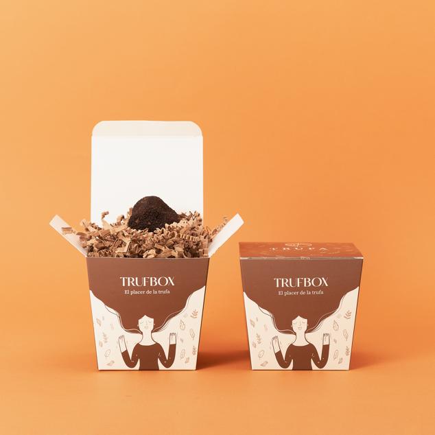 ¿Buscas un regalo para un amante de la trufa? No busques más porque en Trufbox te envían a casa uno de los ingredientes más aromáticos y deseados de los últimos años en la gastronomía. Una experiencia de aroma y sabor única que llega fresca y en su punto óptimo de maduración a tu casa, en un packaging a la altura de la joya gastronómica que contiene. Proveniente de cultivos de pequeños productores de Soria, Burgos y Palencia, solo 24 horas después de hacer el pedido la tenemos en casa, con un soporte digital con recetas e ideas para sacarle el máximo partido en casa. Un regalo original, perfecto para los más foodies de la casa. 