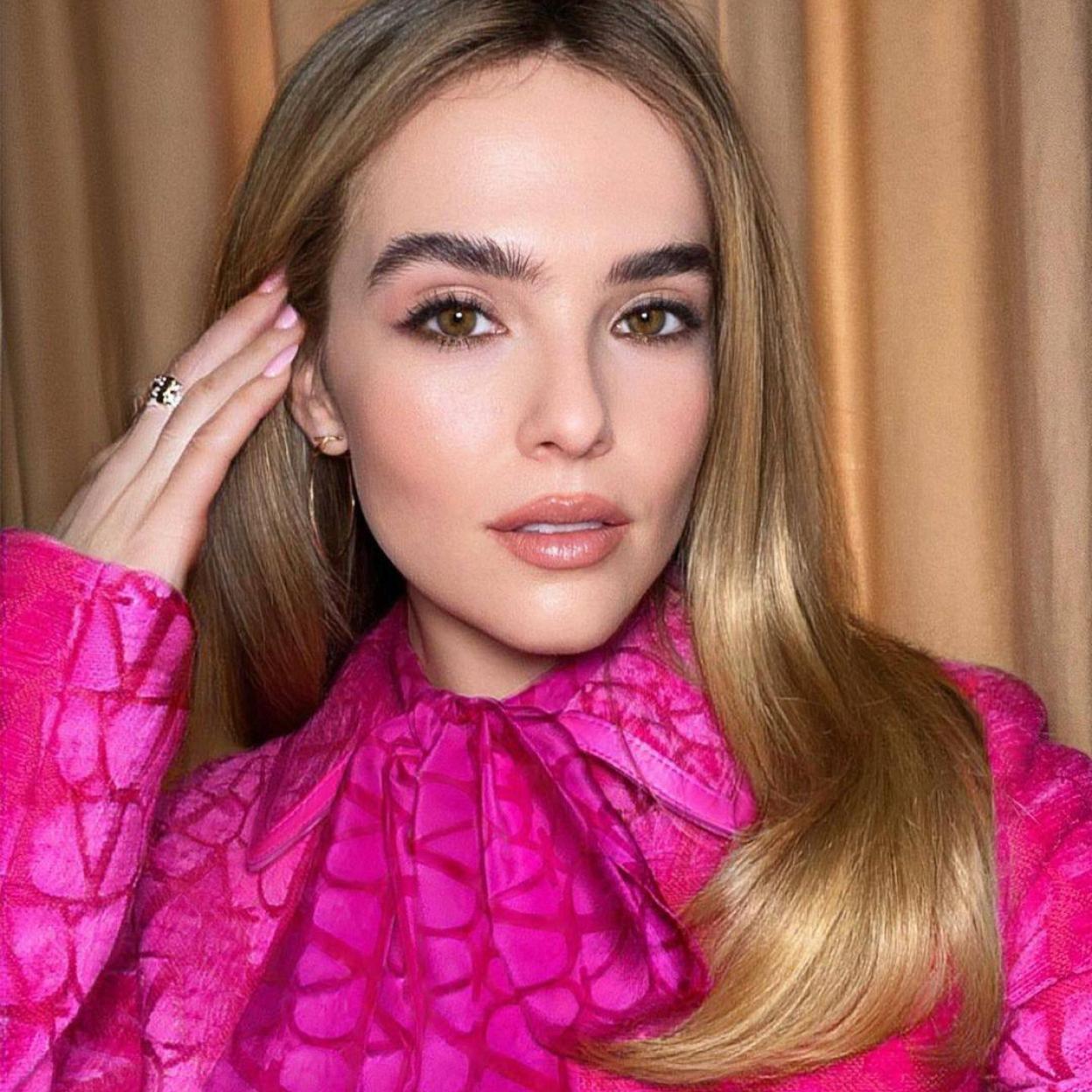 La mirada radiante de Zoey Deutch la conseguirás con un contorno refrescante