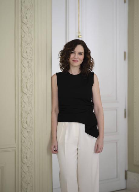 Imagen - La presidenta de la Comunidad de Madrid, Isabel Díaz Ayuso posa con pantalón de Roberto Verino y top de Zara. Fotos: Uxío Dávila / Estilismo: Carla Aguilar.