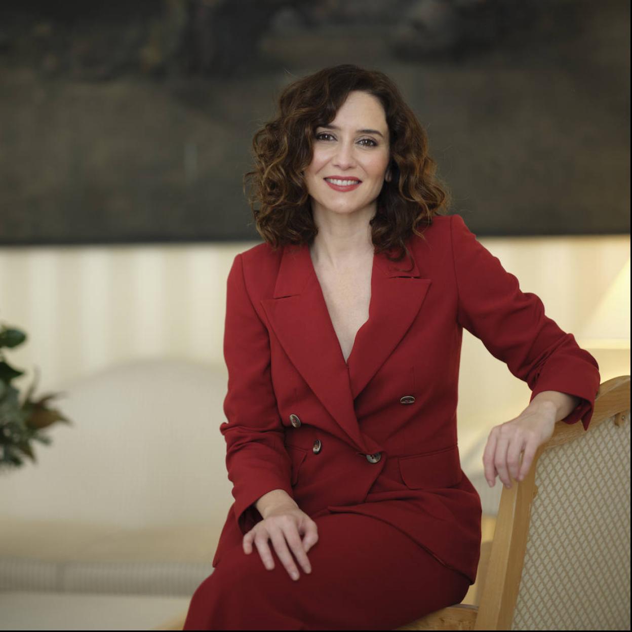 En un salón de la Casa de Correos, sede de la Presidencia de la Comunidad de Madrid, Isabel Díaz Ayuso lleva traje de Roberto Verino.