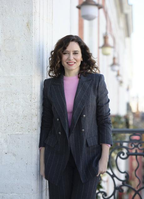 Imagen - Isabel Díaz Ayuso con traje de Marella y jersey de Zara.Fotos: Uxío Dávila / Estilismo: Carla Aguilar.