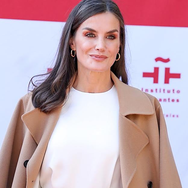 La reina Letizia deslumbra con un espectacular conjunto blanco con abertura en la pierna (que hay en Zara) para inaugurar el Instituto Cervantes de Los Ángeles