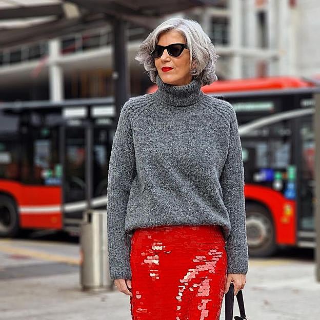 Cómo reutilizar la falda de lentejuelas en un look cómodo y que rejuvenece a los 50