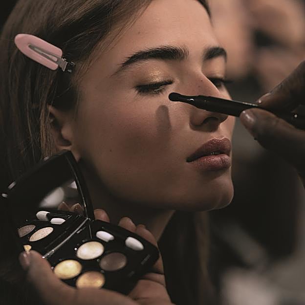 Imagen principal - Modelos con maquillaje de ojos dorado para desfile de Chanel.