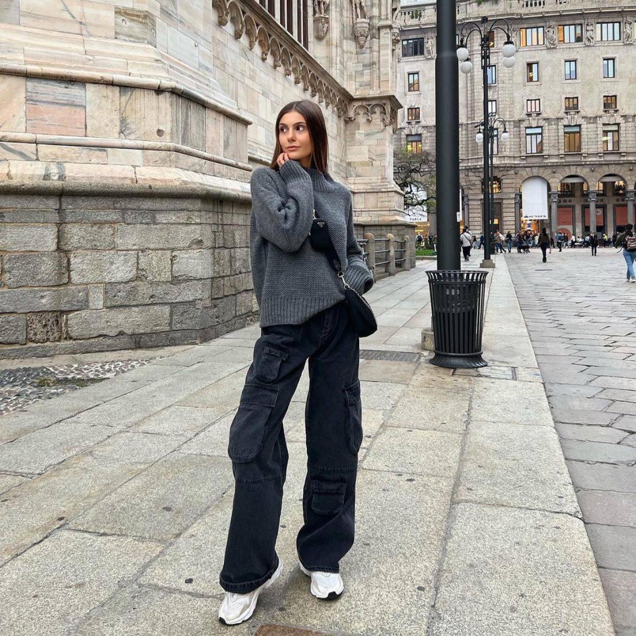 La influencer lleva un look con pantalón cargo