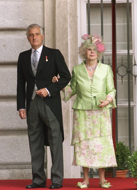 Imagen - Alfondo Fitz-James Stuart, duque de Híjar, con su madre, la duquesa Cayetana de Alba, en la boda de los reyes Felipe y Letizia en 2004. 