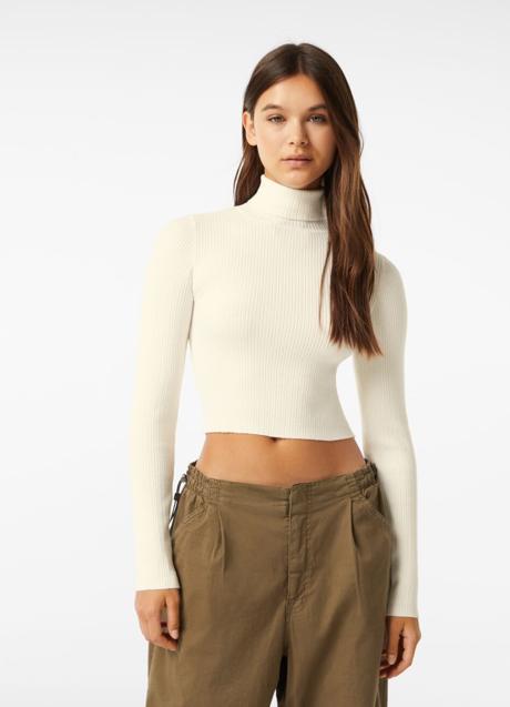 Imagen - Jersey cropped en color blanco de Bershka. Foto: Bershka.
