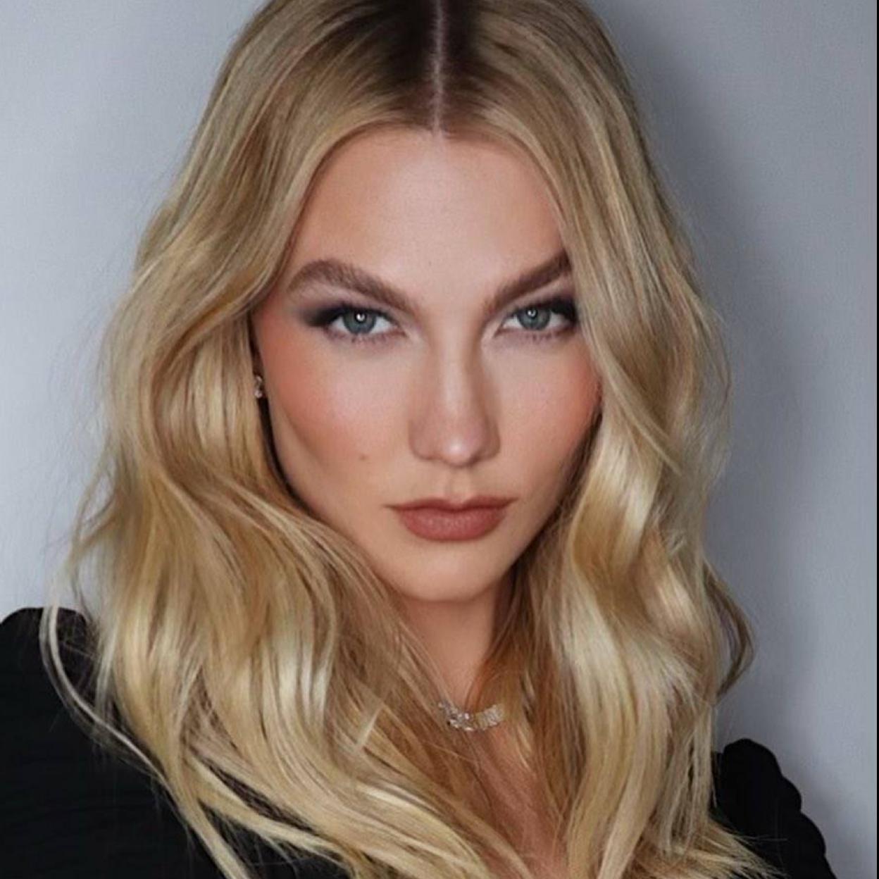 La piel suave, uniforme y tersa de Karlie Kloss se puede conseguir con adenosina