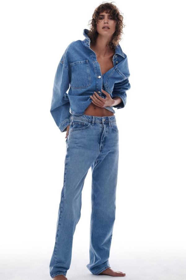 Sobrecamisa en tejido vaquero con manga larga, cuello solapa y bolsillos de plastrón. Consíguela a 39,95 euros.