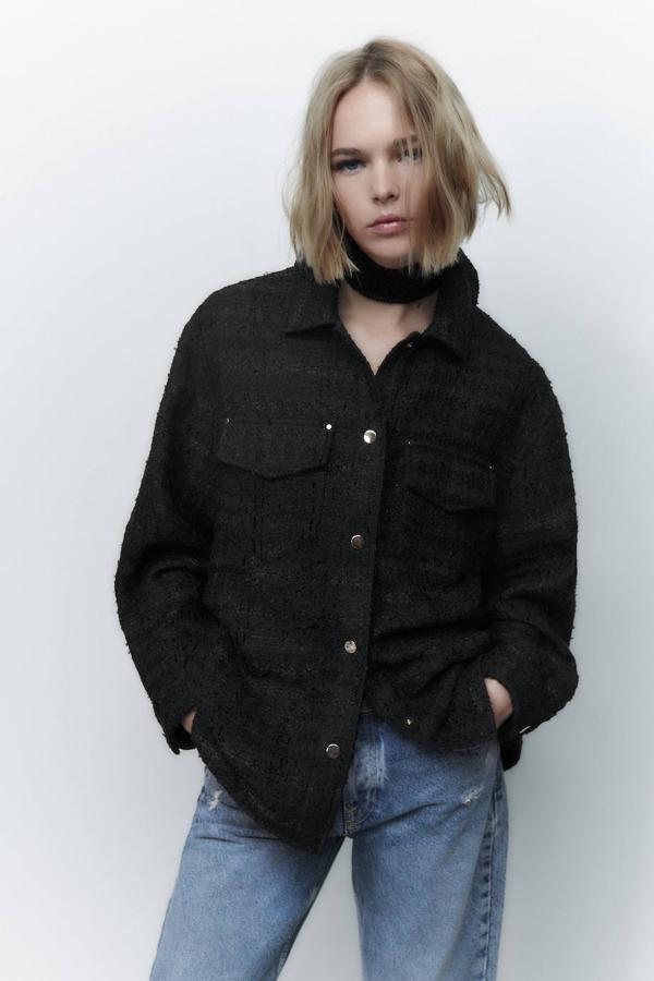 Sobrecamisa ancha en tejido de estructura con cuello solapa, manga larga y bolsillos, color negro. Hazte con ella por 22,95 euros.