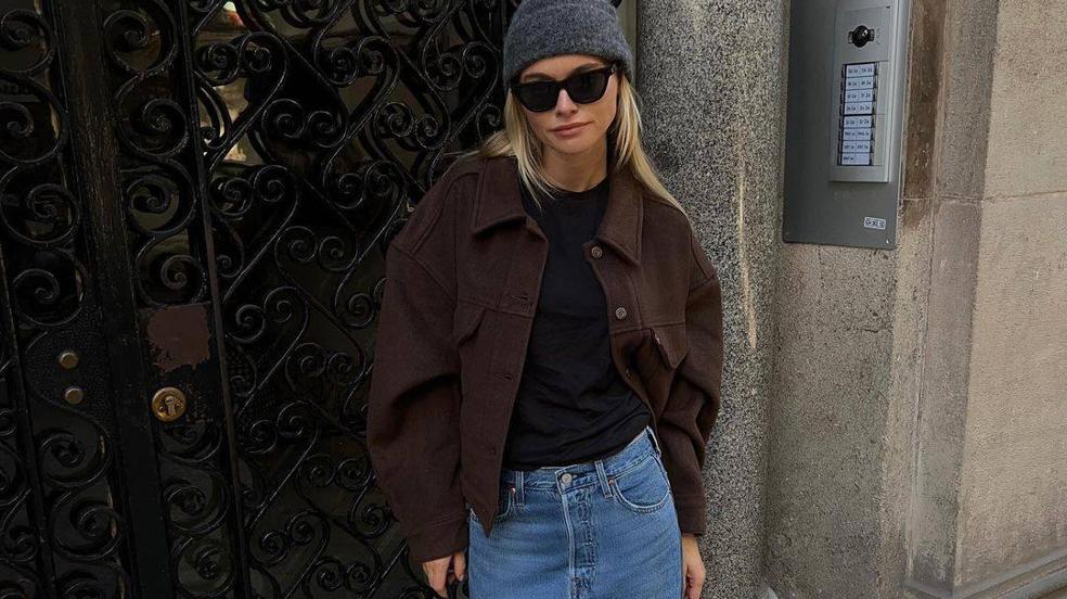 La influencer lleva un look básico con sobrecamisa