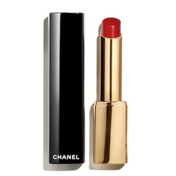 Imagen secundaria 1 - Look de Elisabetta Franchy. Rouge Allure L'Extrait, en tono Rouge Sélène, de CHANEL (55 €) y M·A·C. Labial Nippy's Sensual Red, de la colección homenaje a Whitney Huston (25,50 €). 